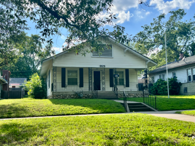 925 Se Delaware Ave - Photo 4 of 18