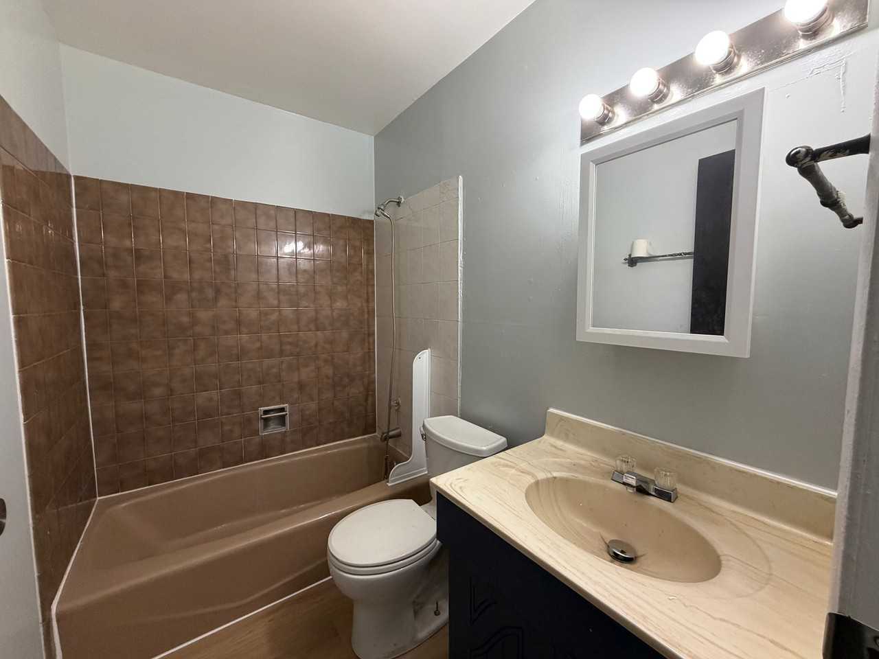 1068 Bristol Ct - Photo 4 of 7
