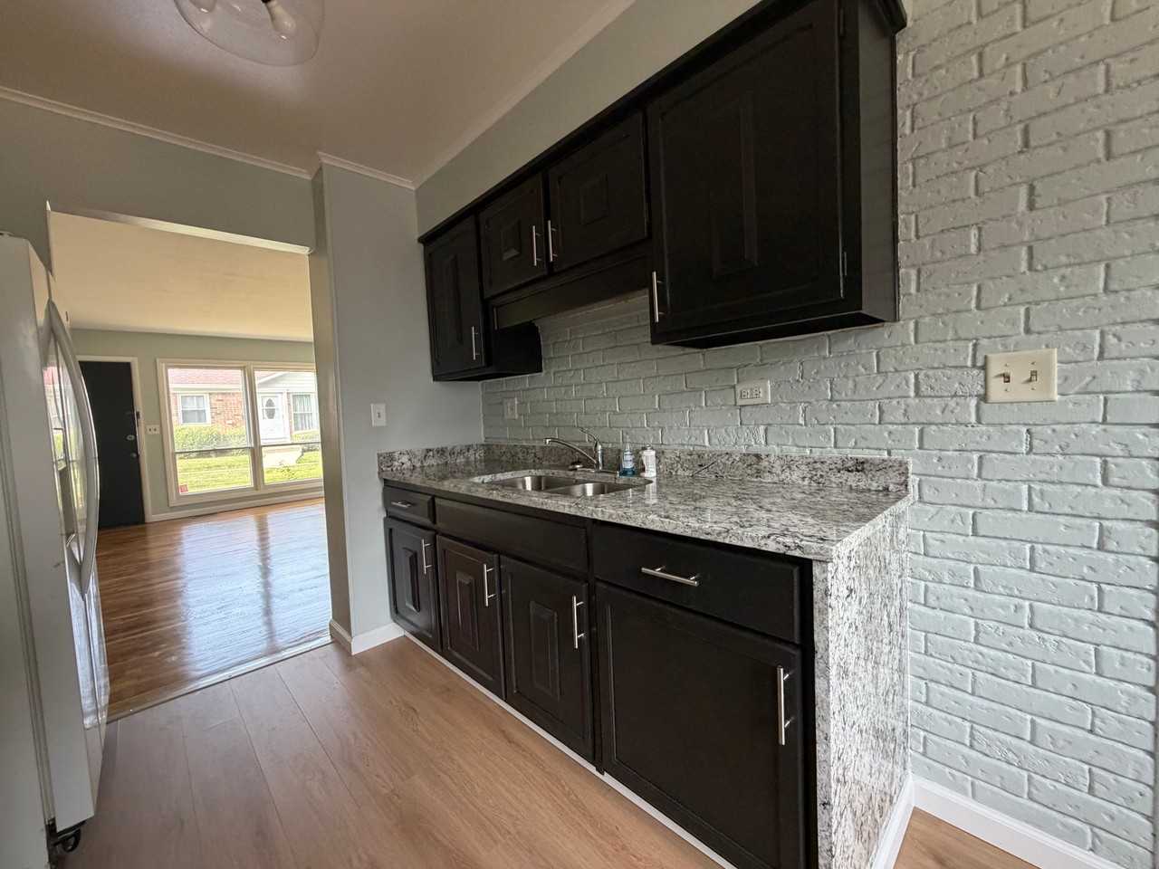 1068 Bristol Ct - Photo 6 of 7