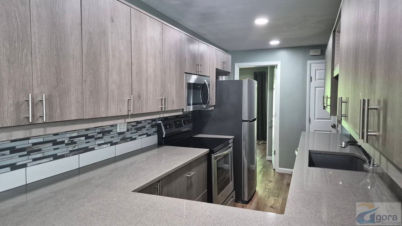 4191 Knollcroft Rd #4191 - Photo 4 of 20