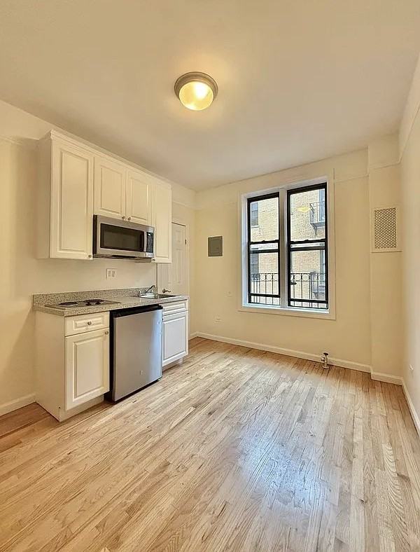 305 W 45th St #6K - Photo 2 of 5