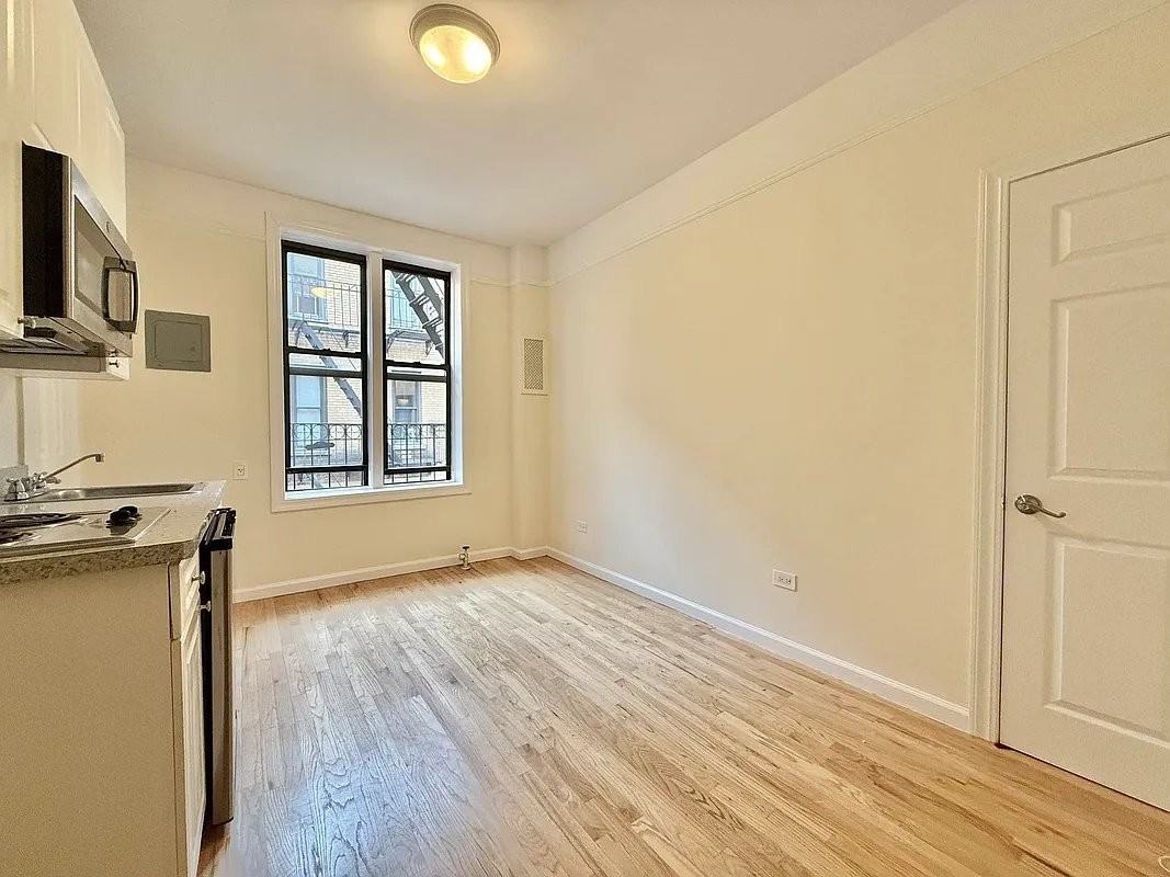 305 W 45th St #6K - Photo 3 of 5