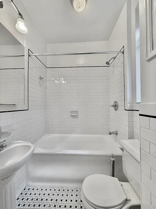 305 W 45th St #6K - Photo 4 of 5