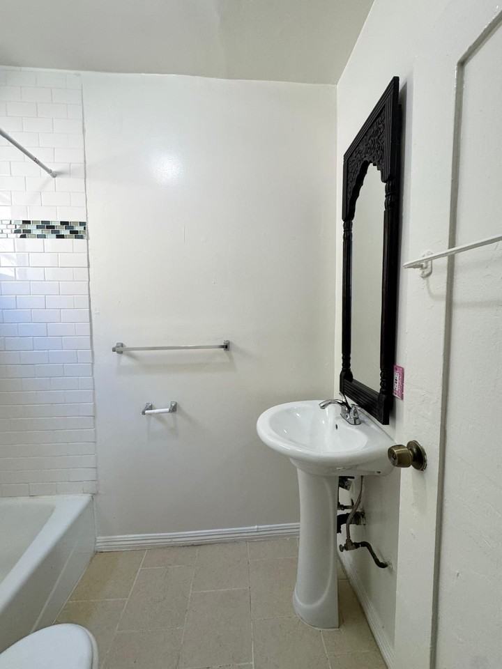 808 2/5 N Poinsettia Pl - Photo 2 of 10
