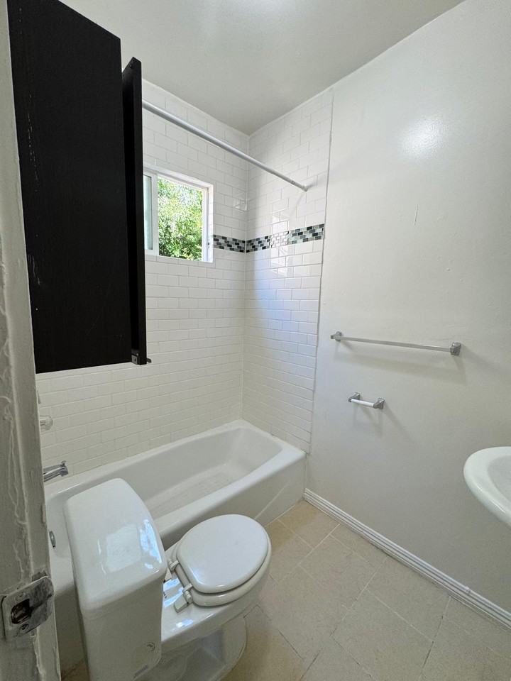 808 2/5 N Poinsettia Pl - Photo 3 of 10