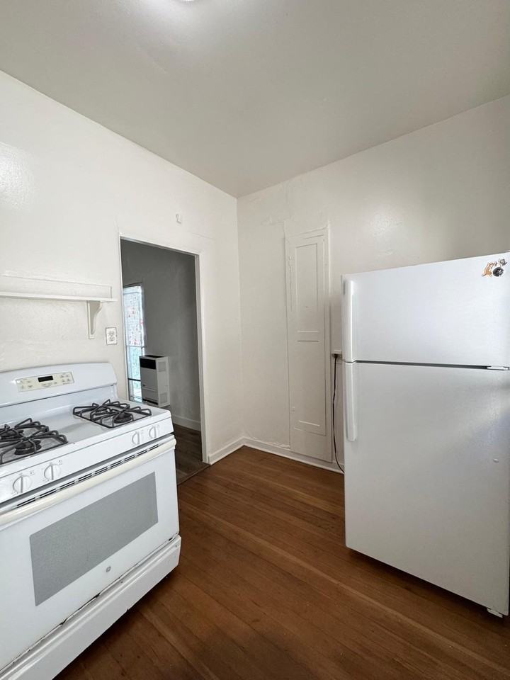 808 2/5 N Poinsettia Pl - Photo 6 of 10