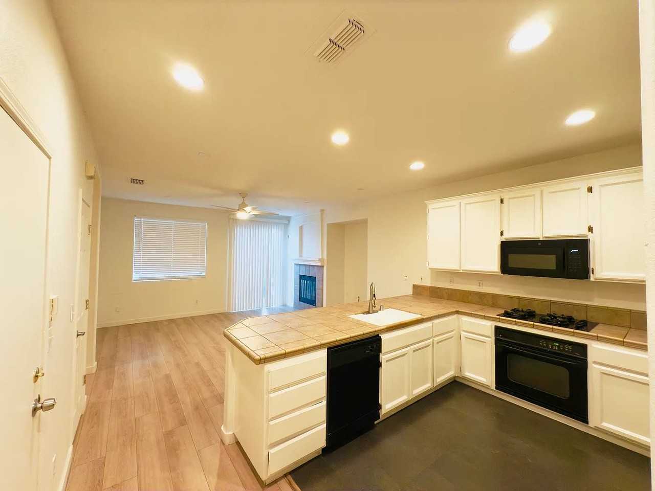 3060 Tintorera Way - Photo 4 of 8