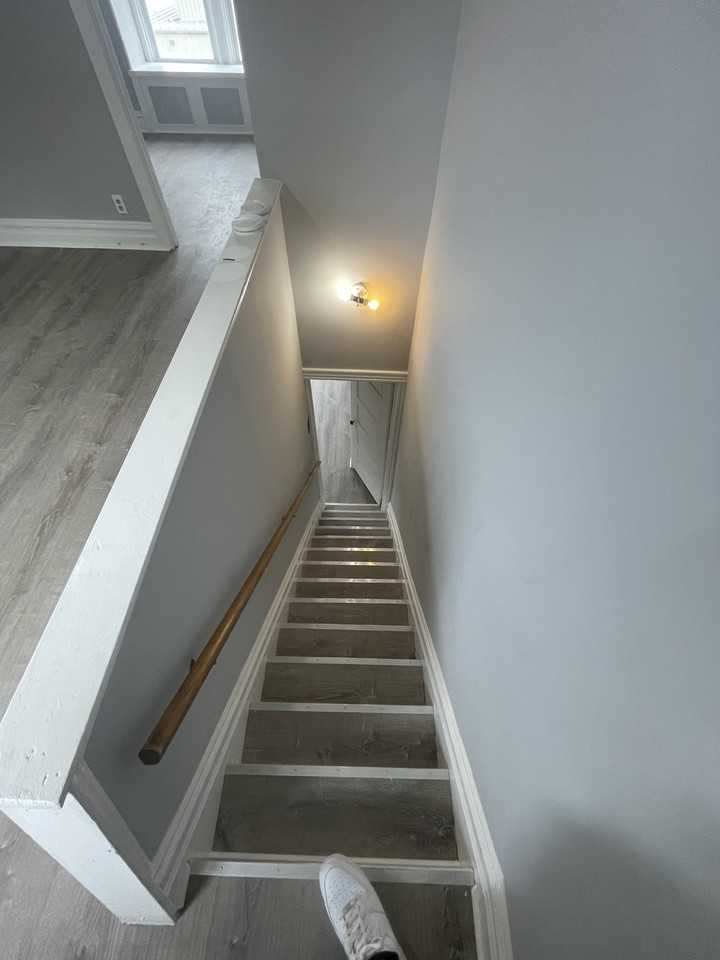 1611 1/2 W Allen St - Photo 3 of 13
