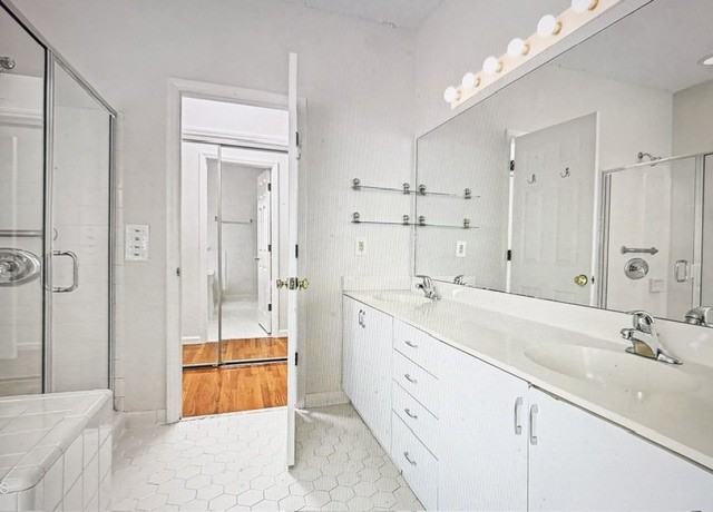 107 Bay Colony Ct #NA - Photo 2 of 10