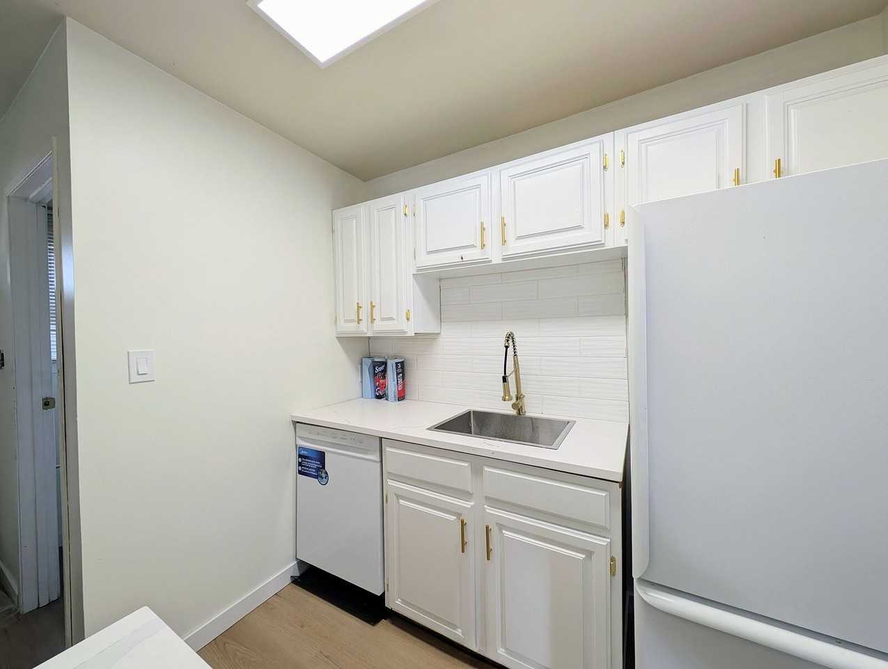 10453 24 Ave Nw - Photo 5 of 17