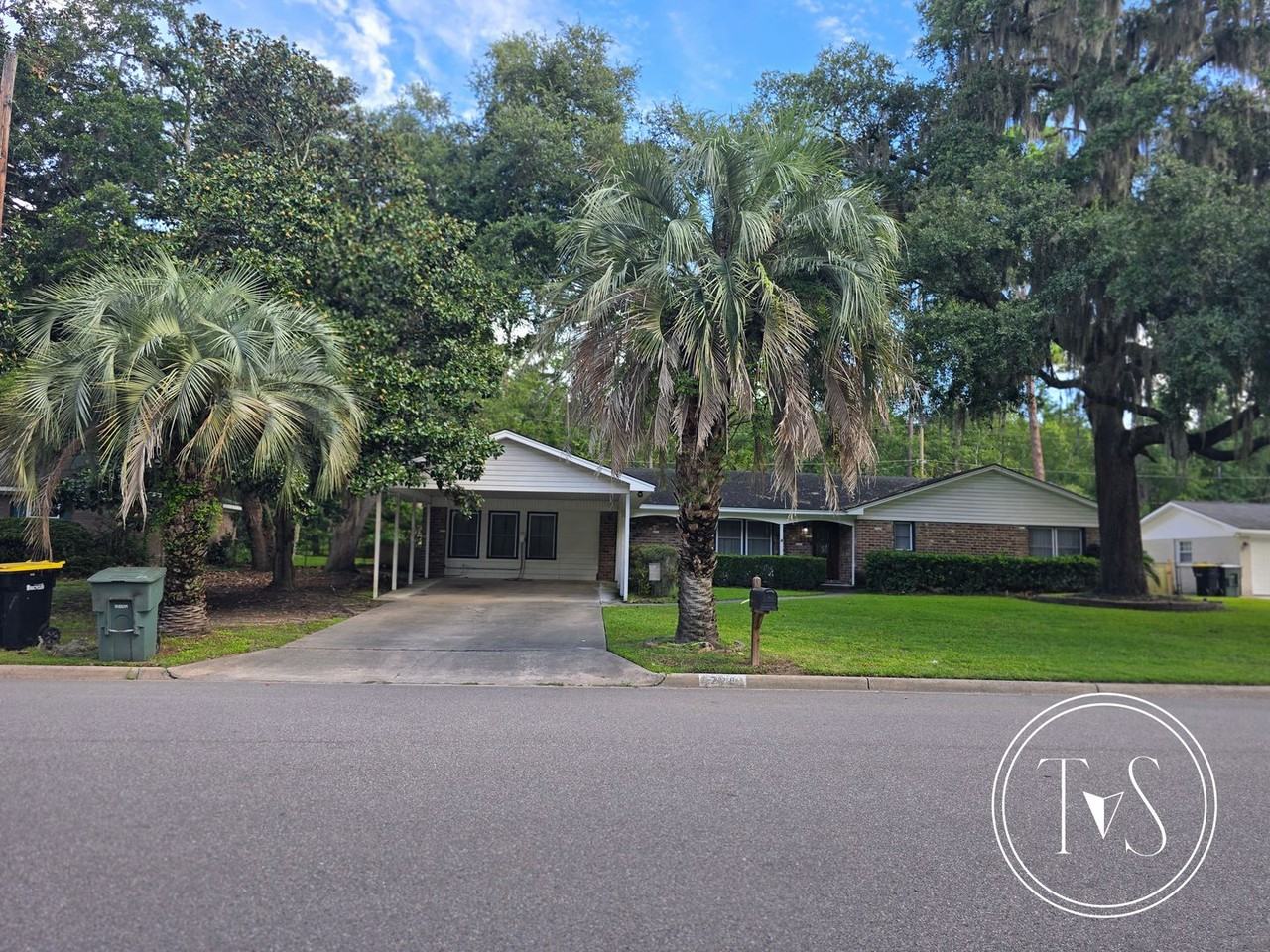 728 Windsor Rd - Photo 2 of 18