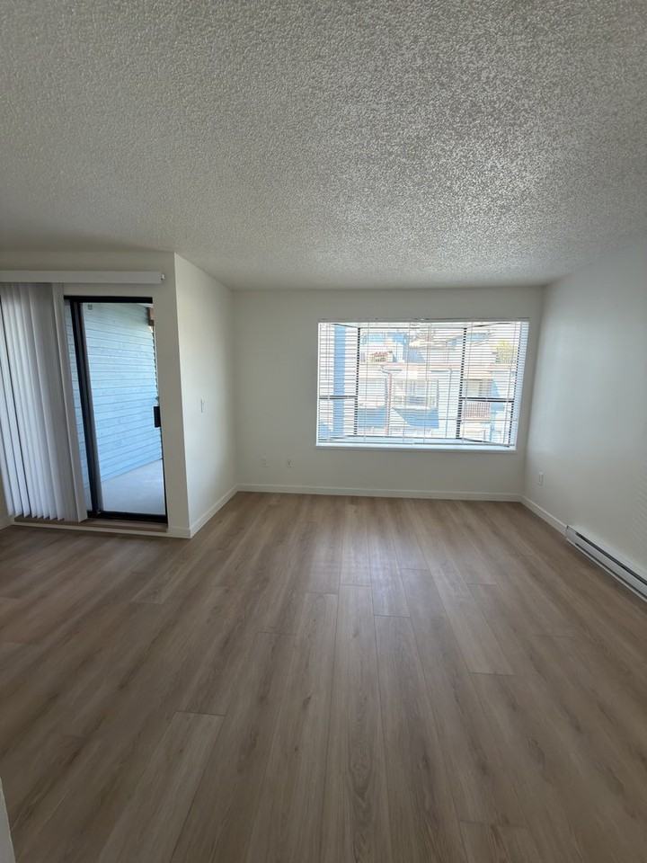 2225 Triumph St - Photo 4 of 9