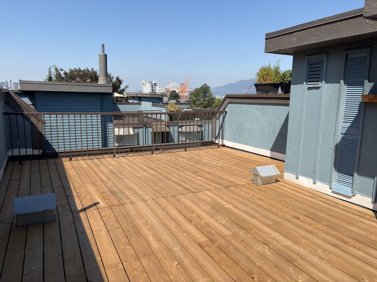2225 Triumph St - Photo 5 of 9