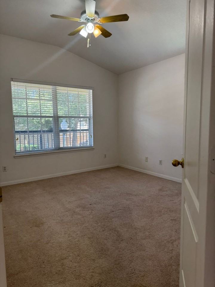 842 Ashworth Overlook Dr #C - Photo 3 of 10