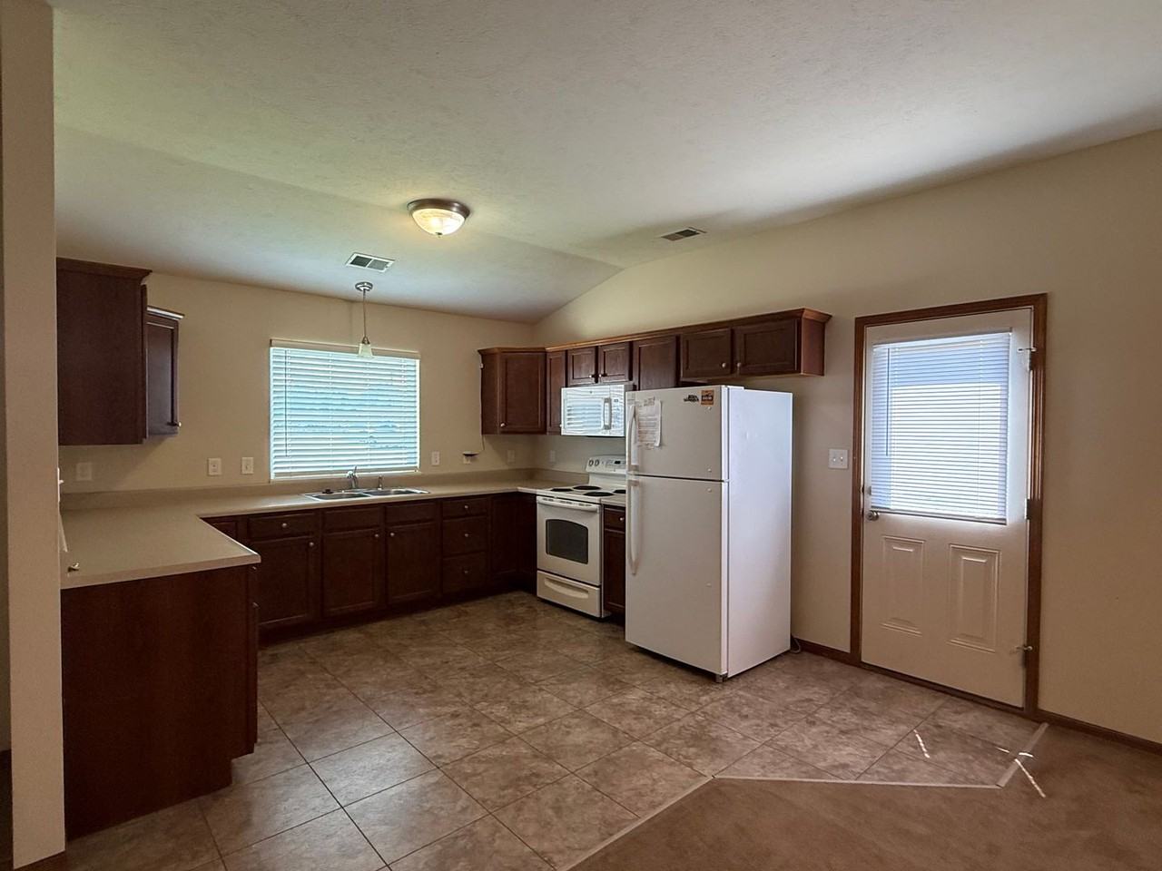 528 Grainfield St - Photo 3 of 10