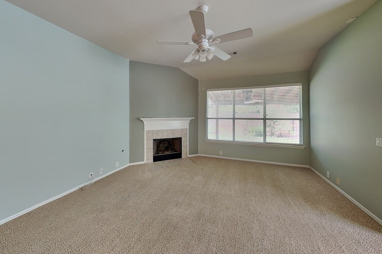 15832 Coyote Hill Dr - Photo 5 of 17