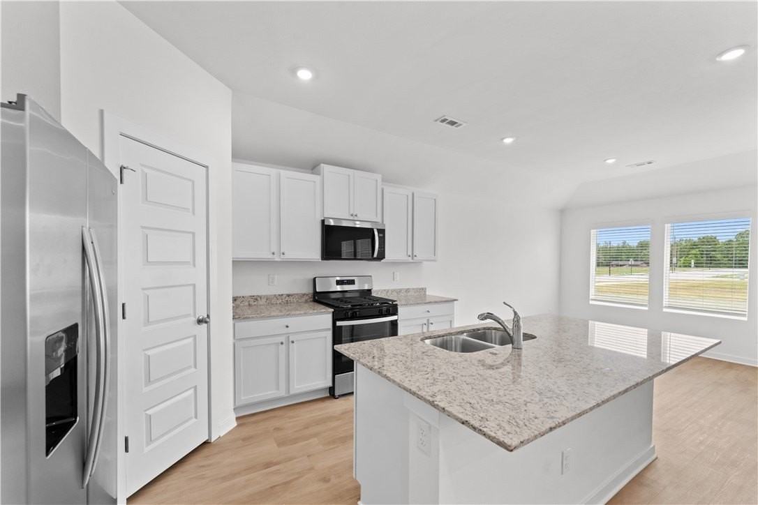 3060 Laredo Ln - Photo 3 of 33