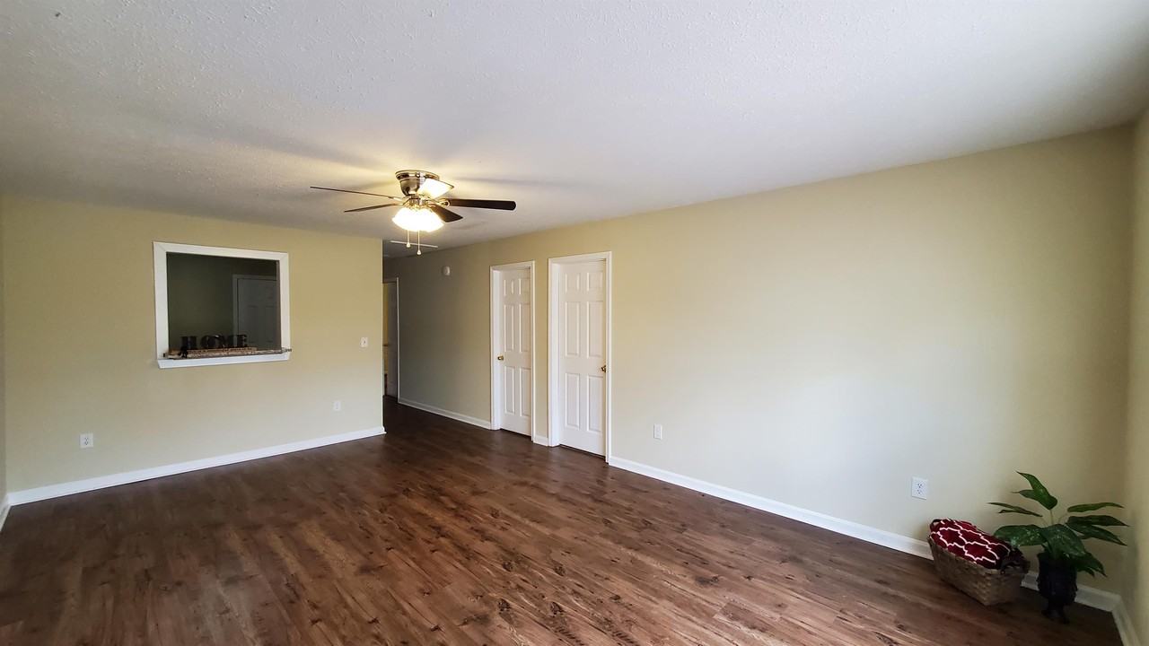 1121B Micha Way - Photo 2 of 14