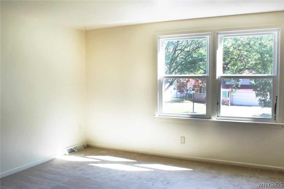 140 Ayrault Dr - Photo 3 of 11
