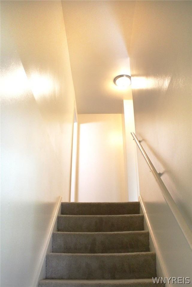 140 Ayrault Dr - Photo 5 of 11