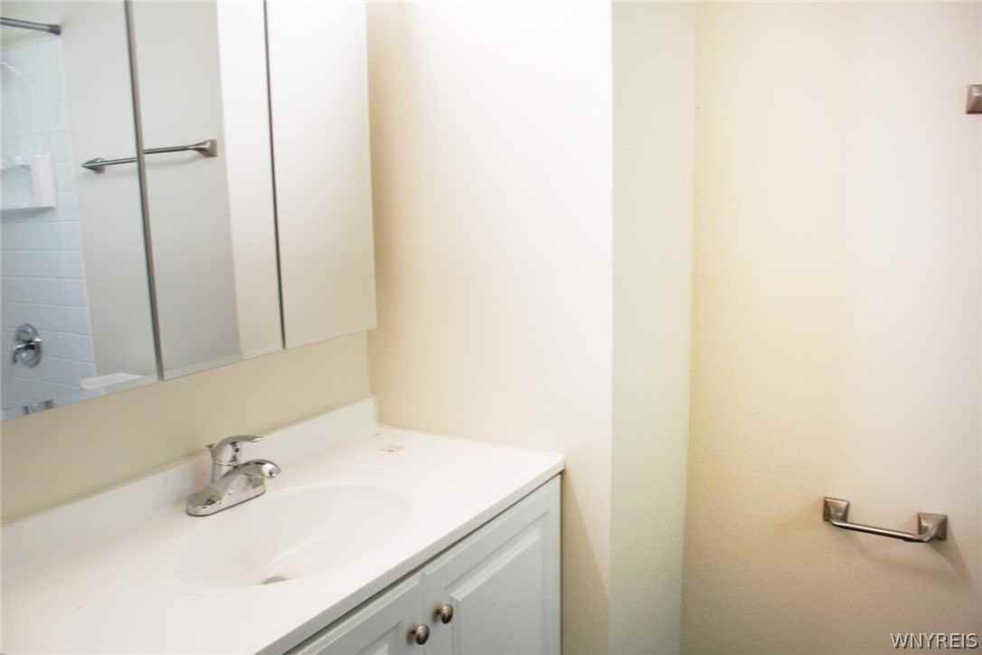 140 Ayrault Dr - Photo 6 of 11