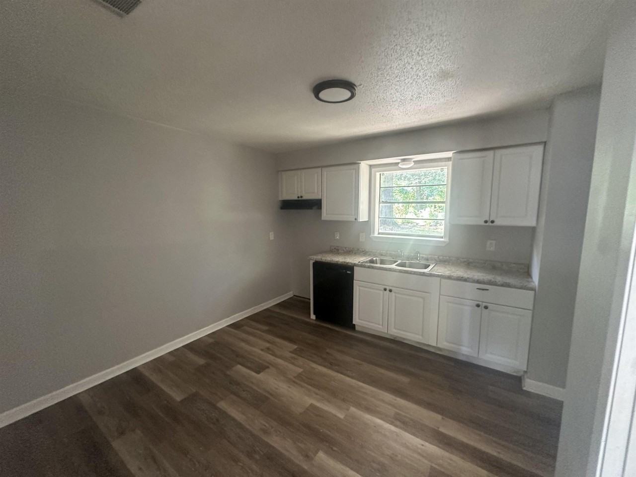 9010 Tedburn Cir - Photo 4 of 17
