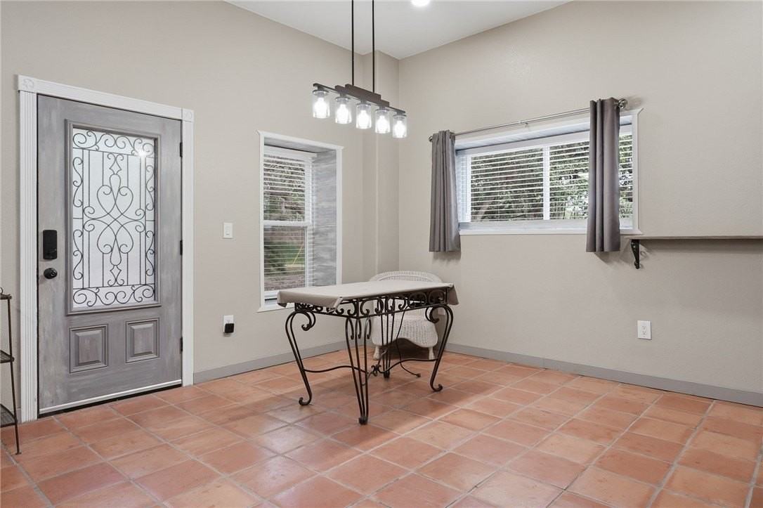 609 Woodcrest - Photo 4 of 16