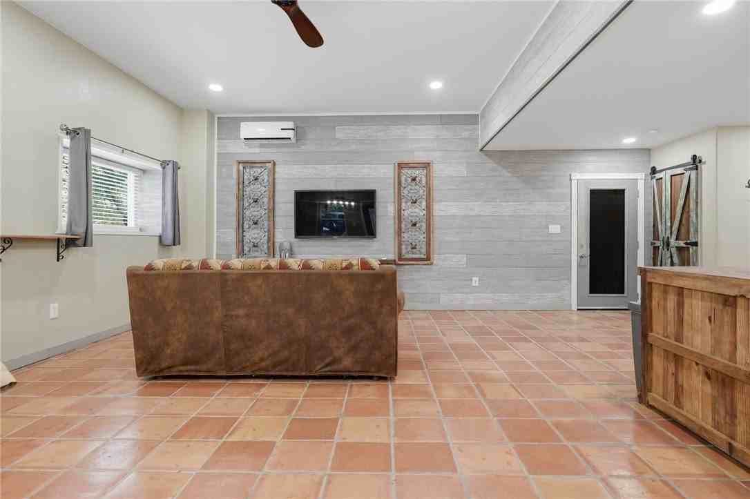 609 Woodcrest - Photo 5 of 16