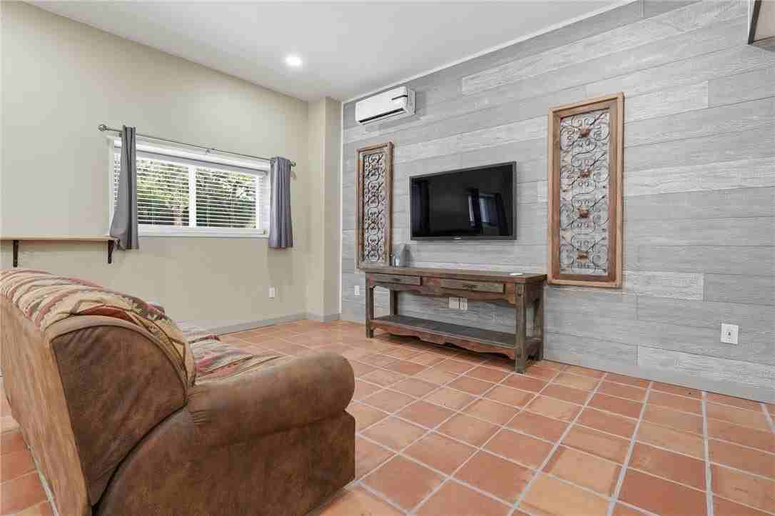 609 Woodcrest - Photo 6 of 16