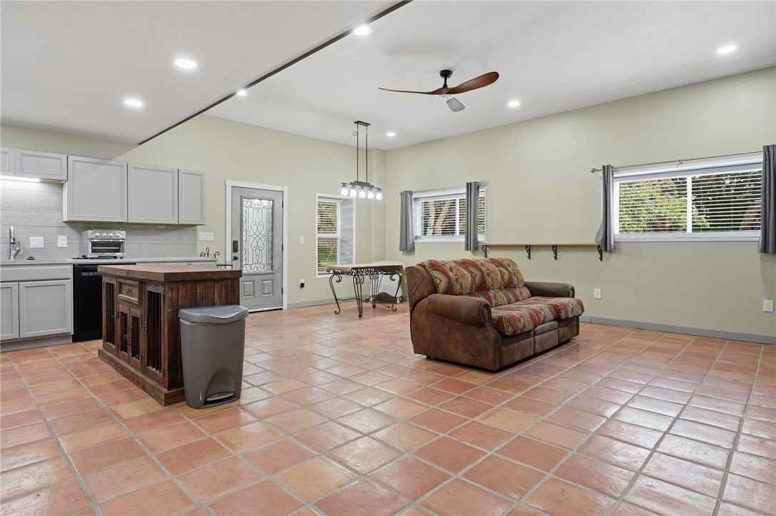 609 Woodcrest - Photo 7 of 16
