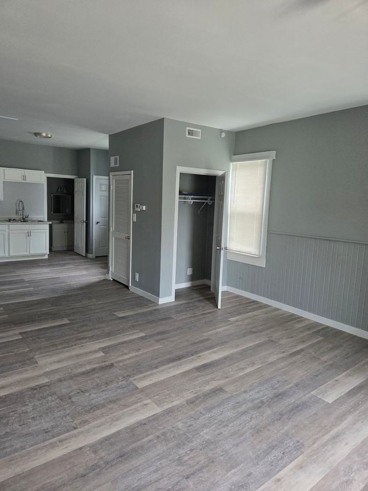 543 E Union St - Photo 4 of 10