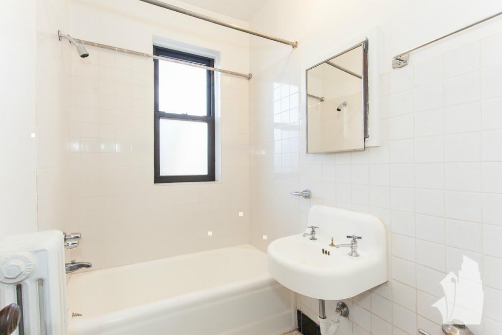 4631 N Paulina St #104 - Photo 7 of 10