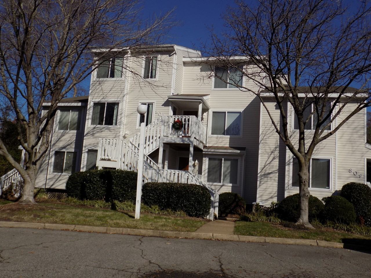 807 Seawinds Ln - Photo 2 of 9