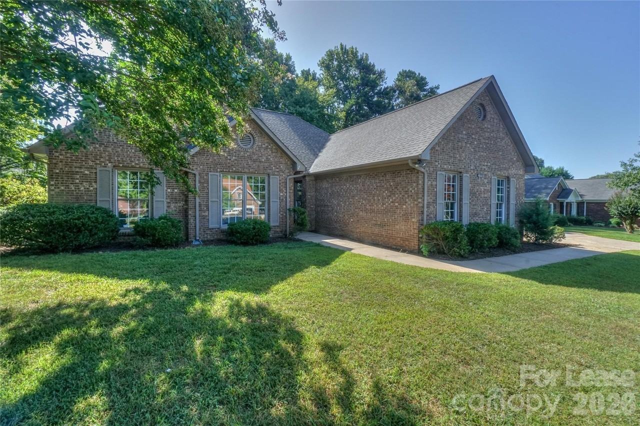 840 Emerson Dr - Photo 2 of 35