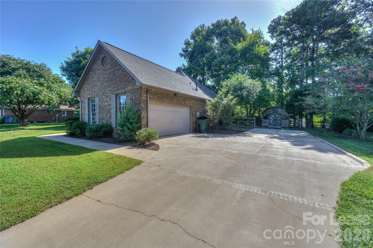 840 Emerson Dr - Photo 3 of 35