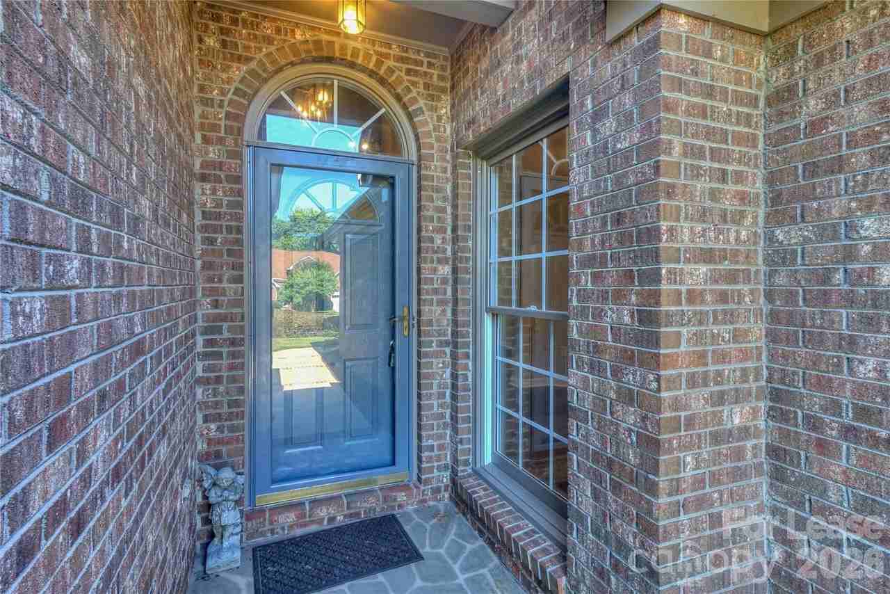 840 Emerson Dr - Photo 4 of 35