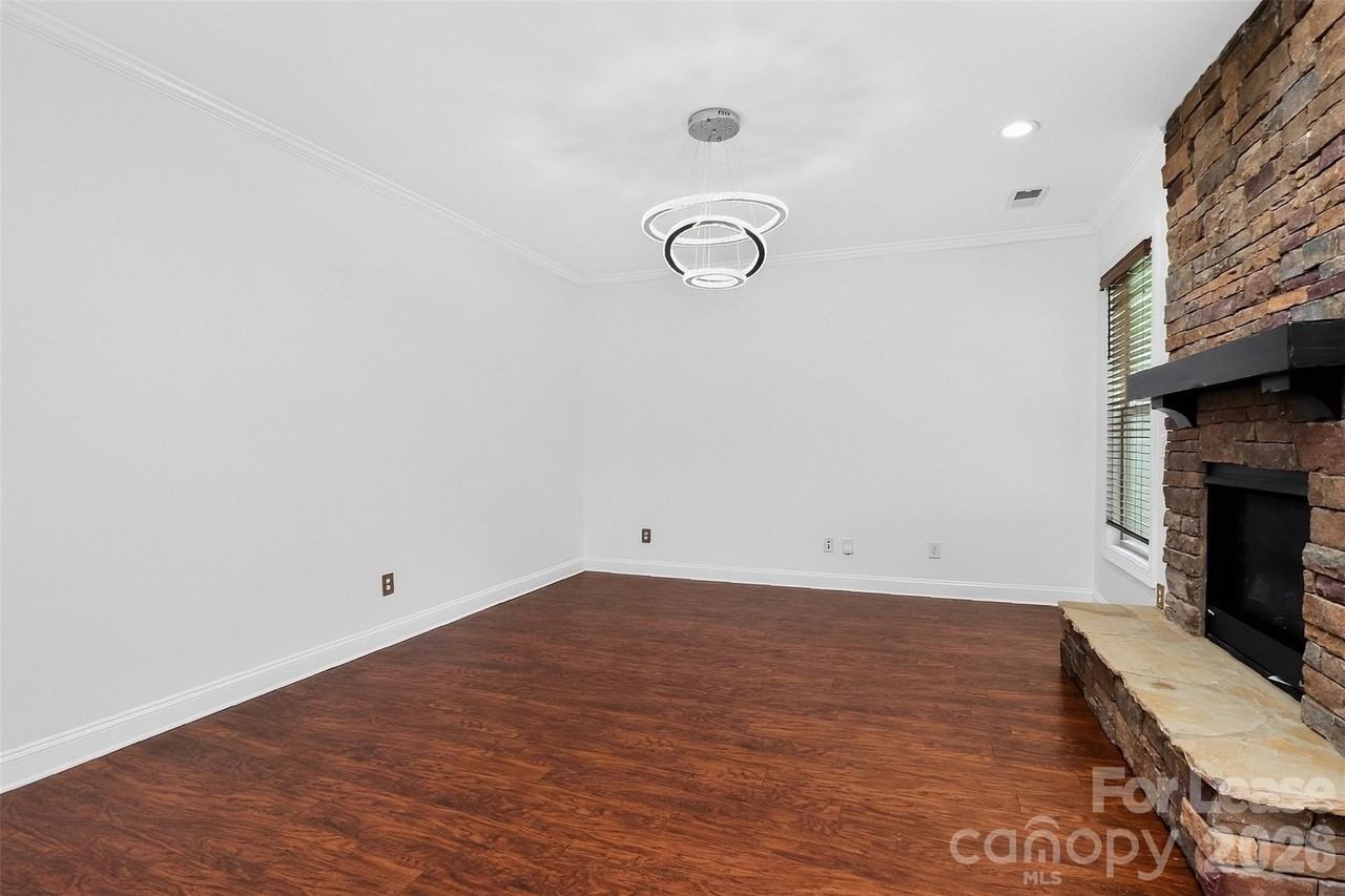 549 Daventry Ct - Photo 5 of 37