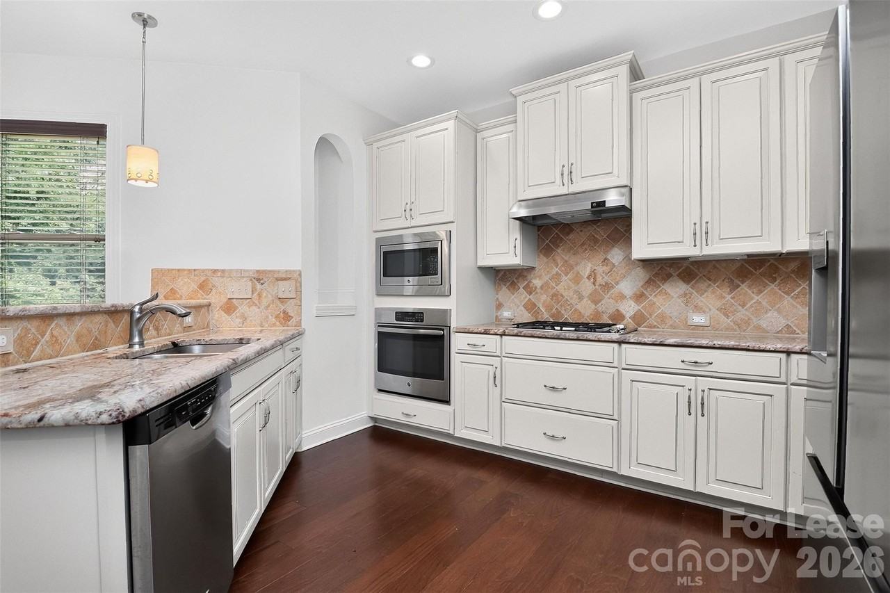 549 Daventry Ct - Photo 6 of 37