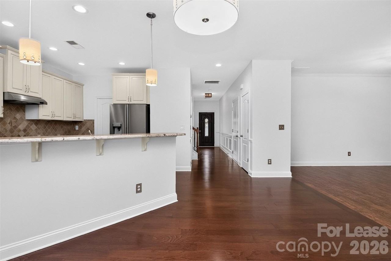 549 Daventry Ct - Photo 7 of 37