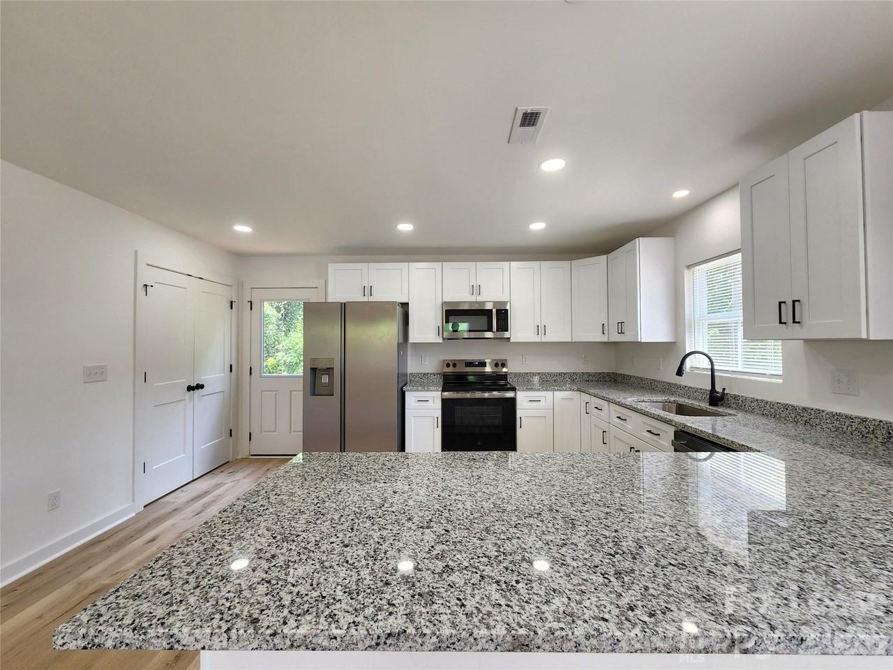 1302 Rainbow Dr - Photo 6 of 16