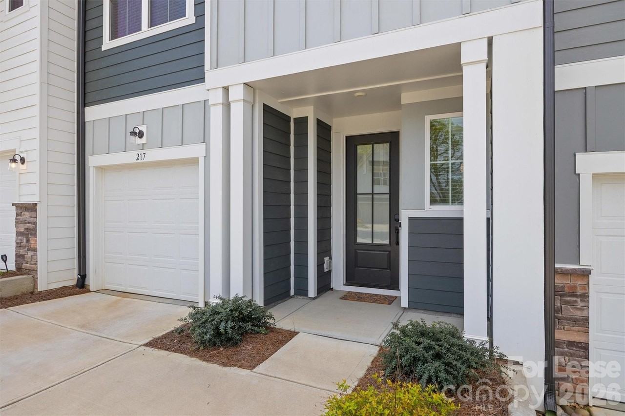 217 Brooks Springs Dr - Photo 2 of 38