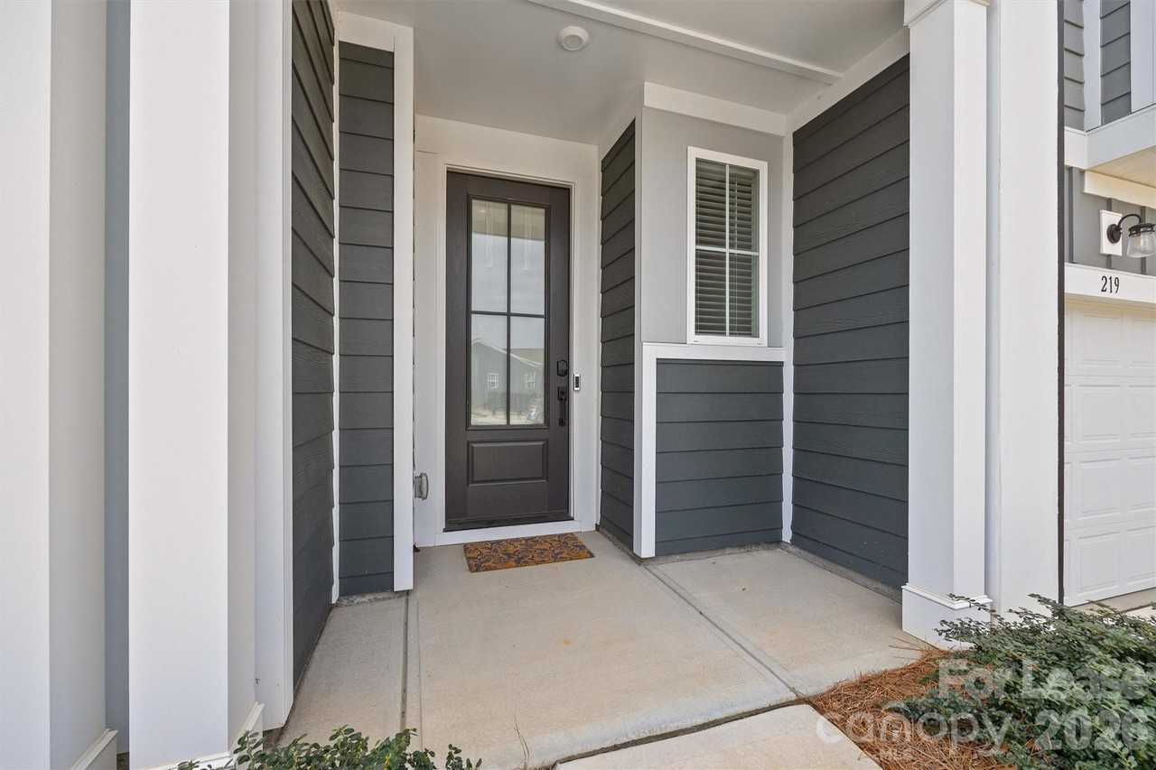 217 Brooks Springs Dr - Photo 3 of 38
