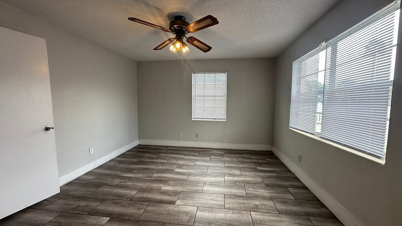319 Golf Blvd - Photo 4 of 24