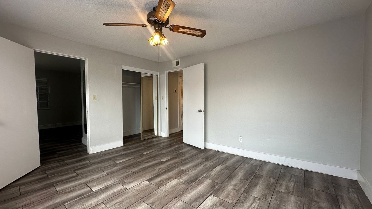319 Golf Blvd - Photo 5 of 24