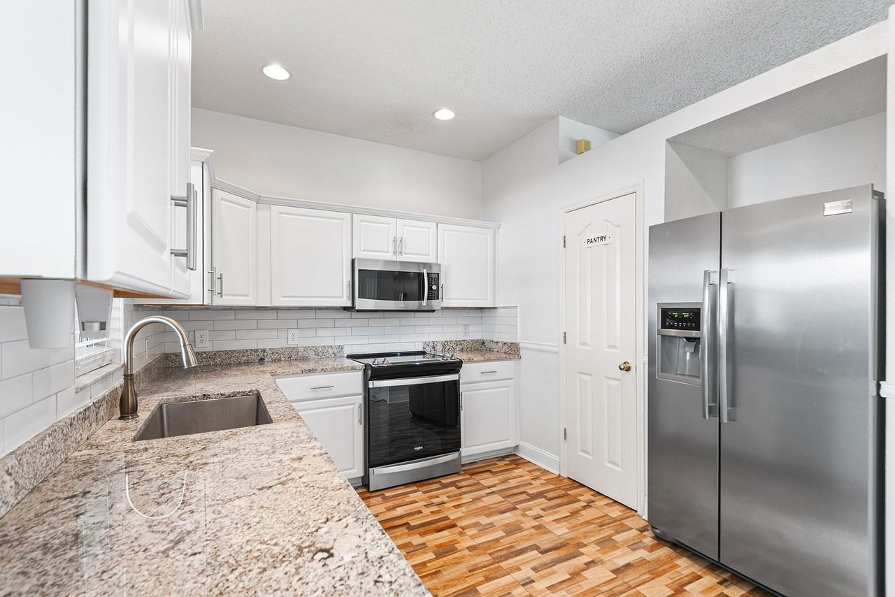 10112 Farmingdale Pl - Photo 5 of 15