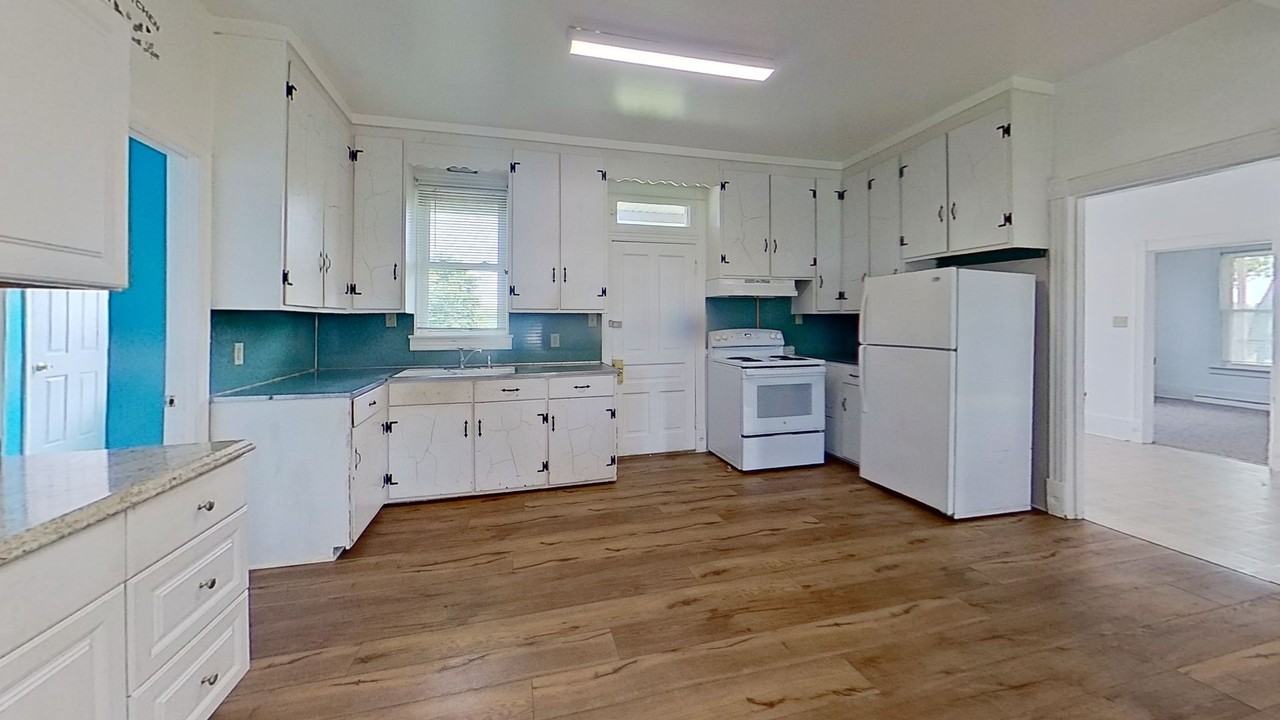2801 Bridgeview Rd - Photo 2 of 12