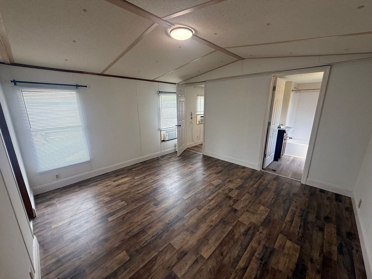 1028 Ruby St - Photo 4 of 14