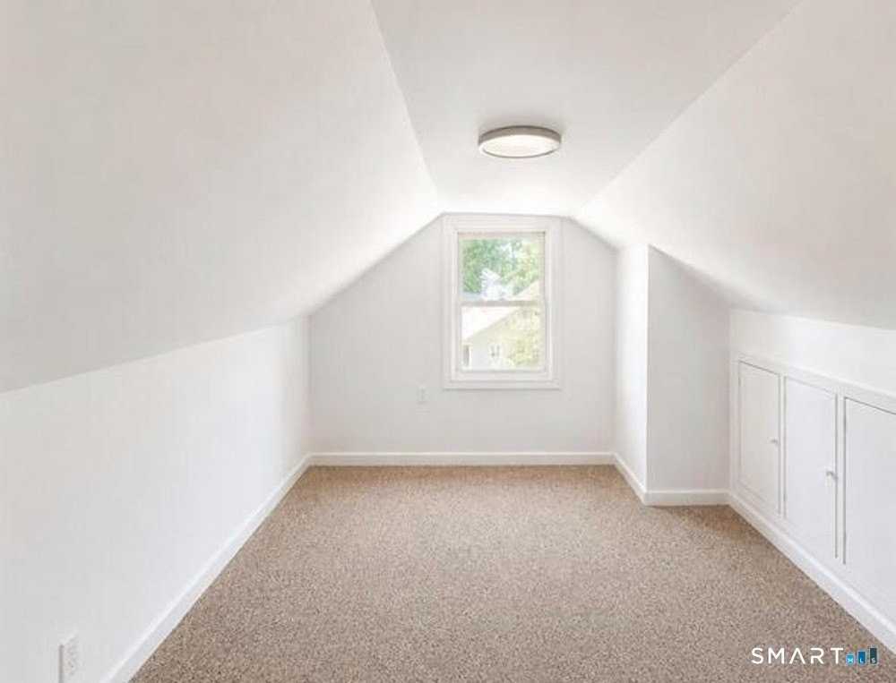 223 Pearl Harbor St - Photo 5 of 12