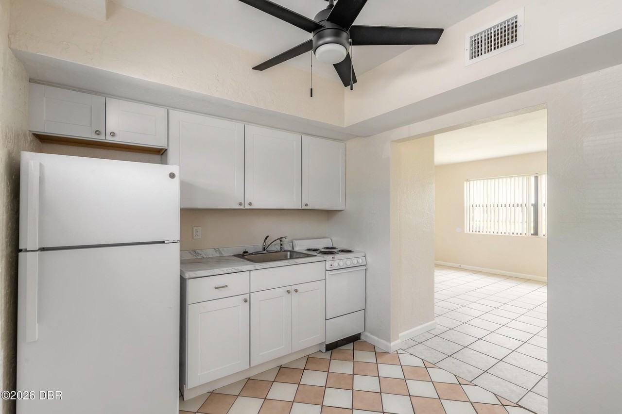 407 University Blvd #2 - Photo 6 of 22