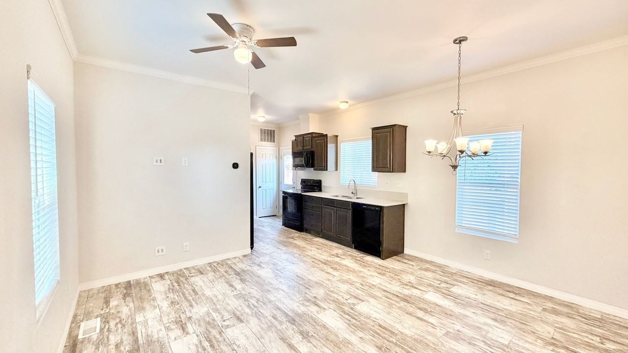 1727 S Hill Ave - Photo 4 of 30